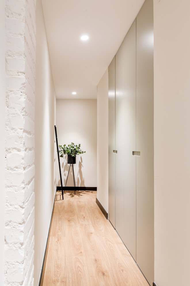 На фото: маленький коридор: освещение в стиле лофт с бежевыми стенами, паркетным полом среднего тона и коричневым полом для на участке и в саду