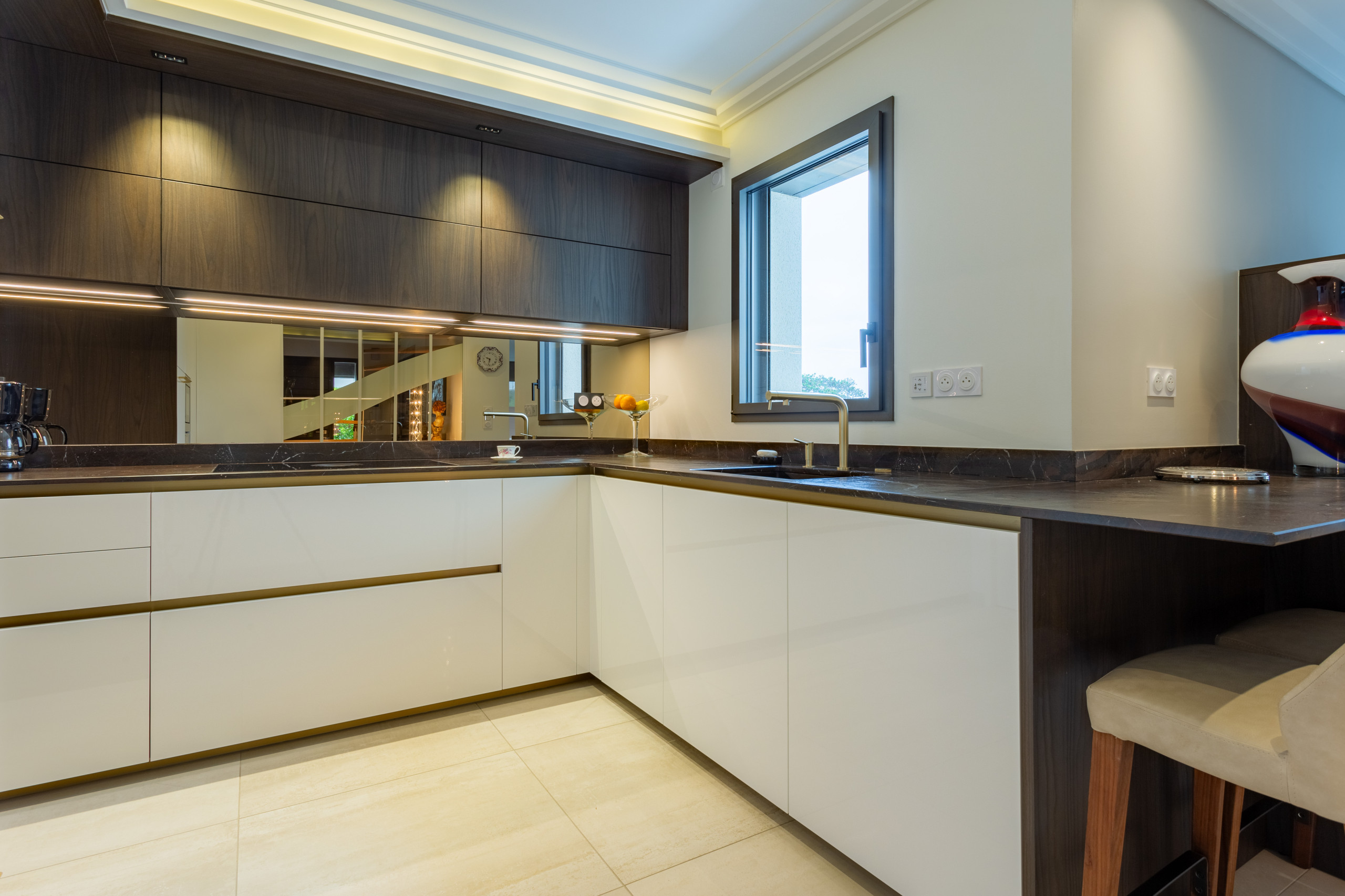 Création d'une cuisine chic dans une maison contemporaine aux finitions soignées