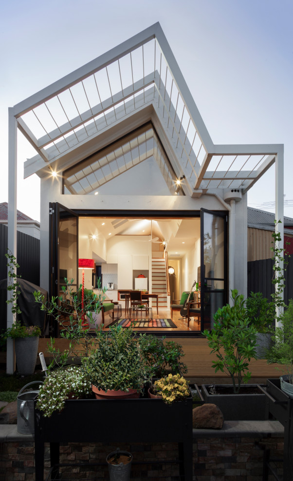 Идея дизайна: маленькая терраса на заднем дворе, на первом этаже в современном стиле для на участке и в саду