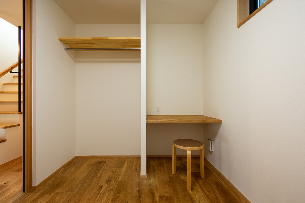 Kleines Skandinavisches Mädchenzimmer mit Arbeitsecke, weißer Wandfarbe, braunem Holzboden, Tapetendecke und Tapetenwänden in Sonstige
