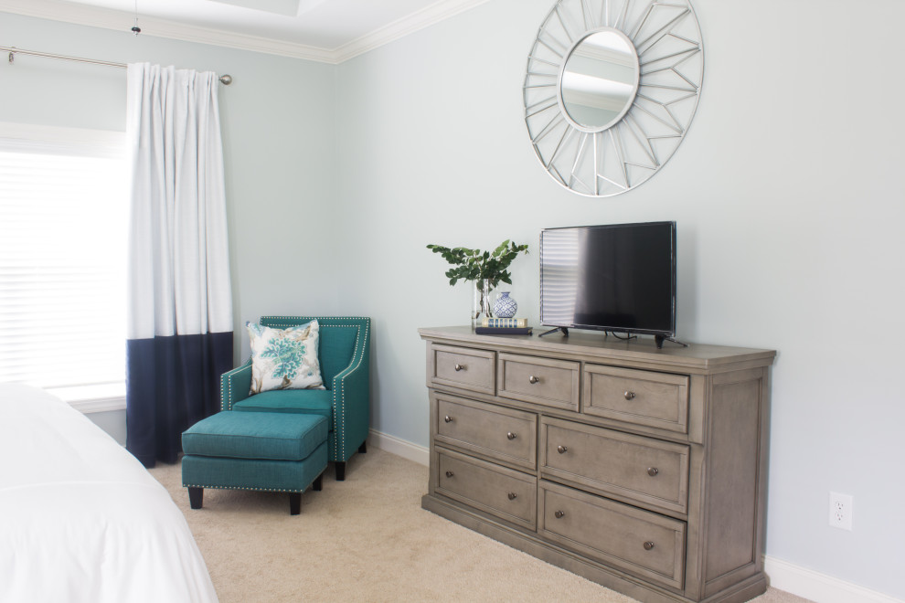 Свежая идея для дизайна: хозяйская спальня среднего размера в морском стиле с зелеными стенами, ковровым покрытием и зеленым полом - отличное фото интерьера