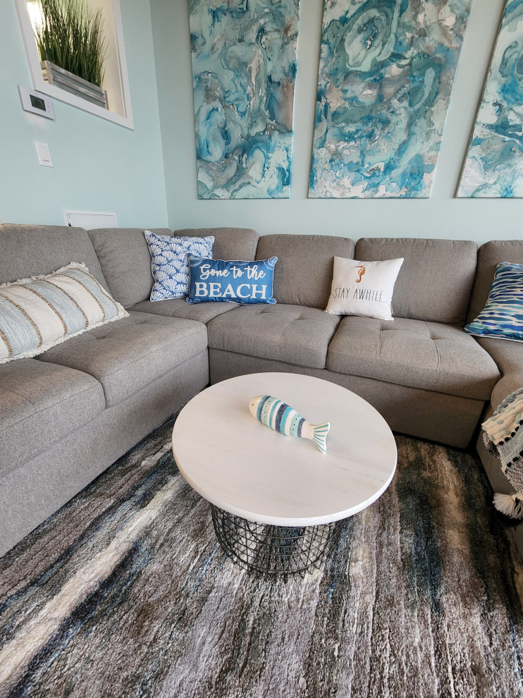 Immagine di un soggiorno stile marino di medie dimensioni e aperto con pareti blu, pavimento in gres porcellanato, nessun camino, TV a parete, pavimento grigio e soffitto in perlinato