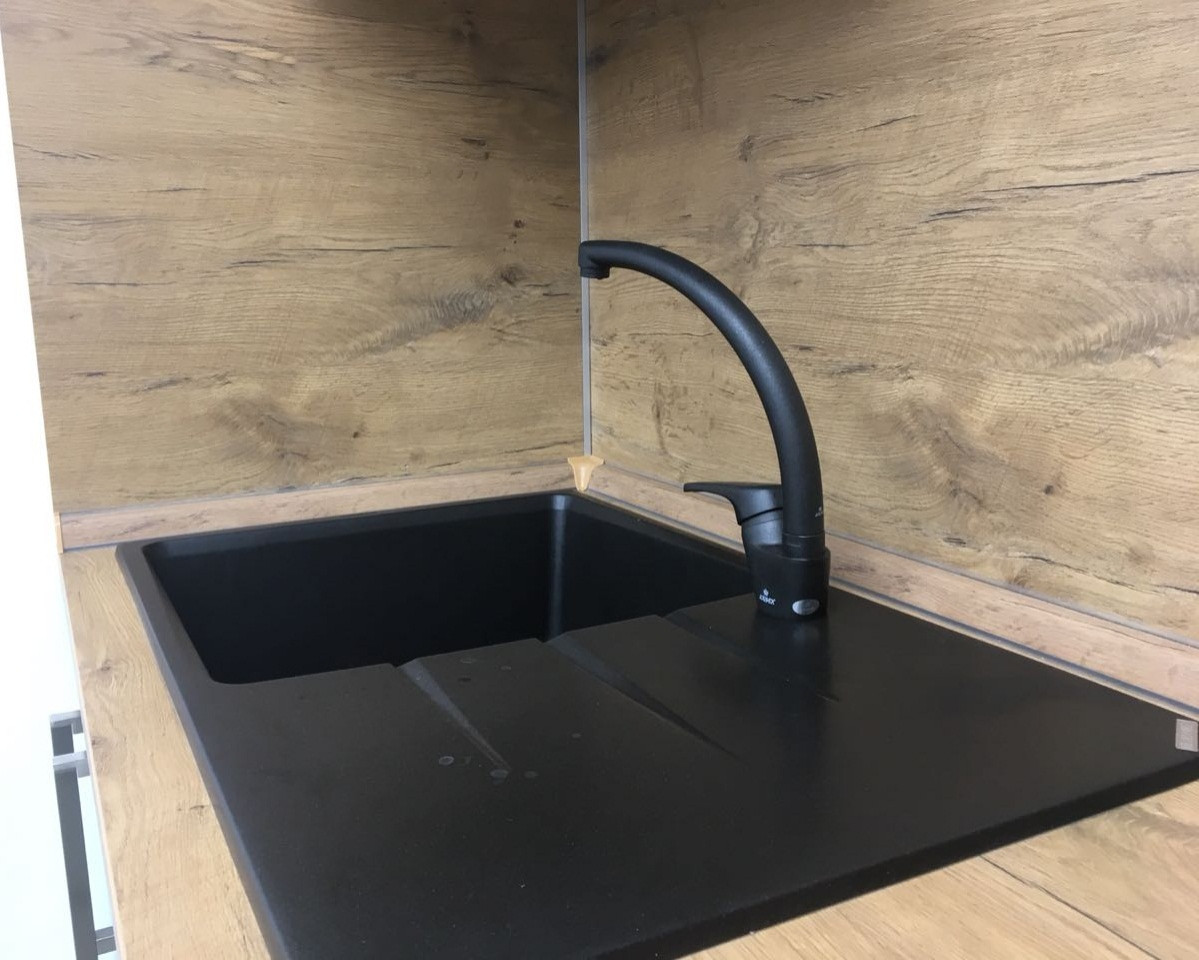 Компактная серая кухня.