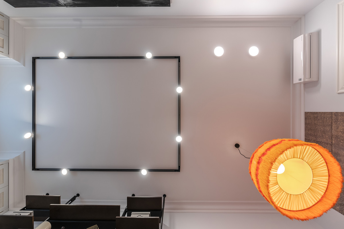 Гостиная с леопардом в зарослях борщевика