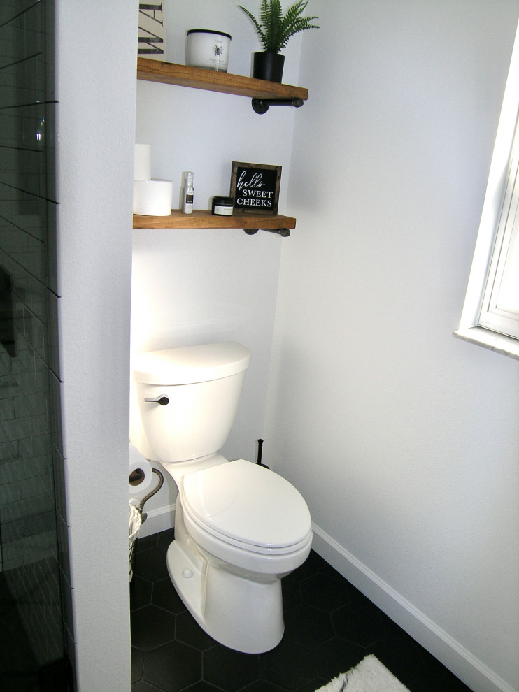Idéer för ett mellanstort klassiskt grå toalett, med skåp i shakerstil, vita skåp, en toalettstol med separat cisternkåpa, vit kakel, keramikplattor, vita väggar, vinylgolv, ett undermonterad handfat, bänkskiva i kvarts och grått golv