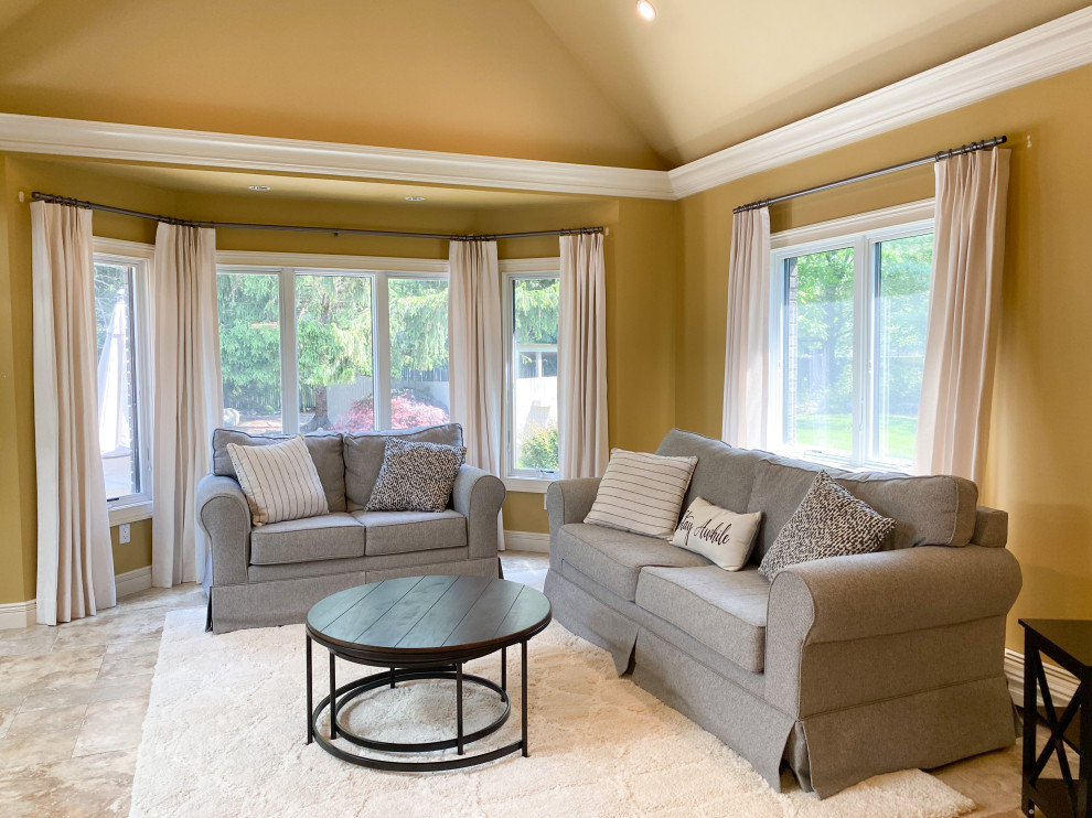 Idee per un soggiorno minimalista di medie dimensioni e aperto con pareti gialle, pavimento in marmo, pavimento beige e soffitto a volta