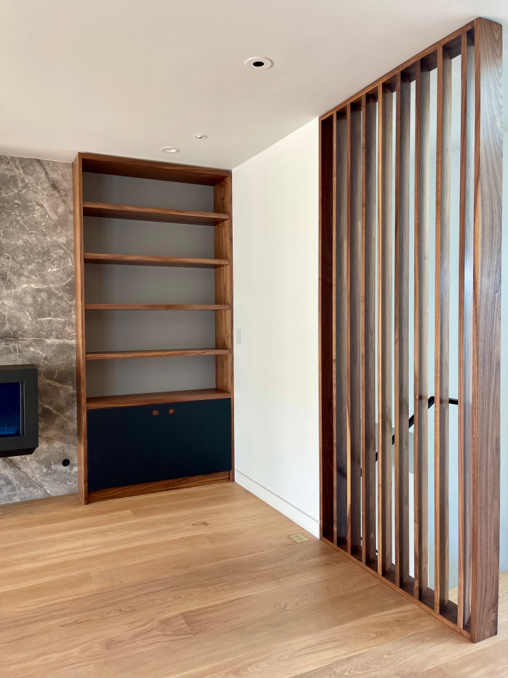 Mittelgroßes, Fernseherloses, Offenes Modernes Wohnzimmer mit bunten Wänden, hellem Holzboden, Hängekamin, Kaminumrandung aus Stein und braunem Boden in San Francisco
