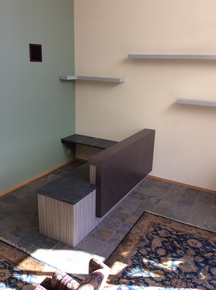 Example of a transitional home design design in Seattle