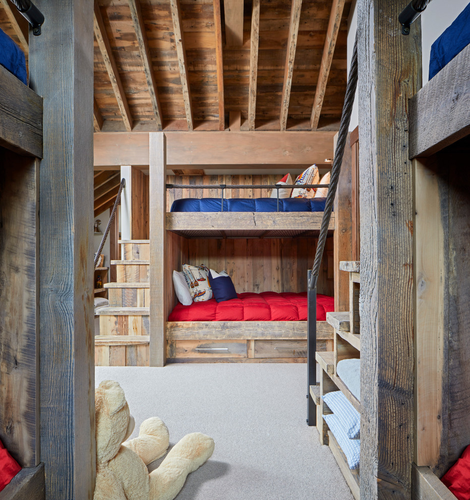 Großes Rustikales Schlafzimmer im Loft-Style mit brauner Wandfarbe, Teppichboden, beigem Boden, Holzdecke und Holzwänden in Denver