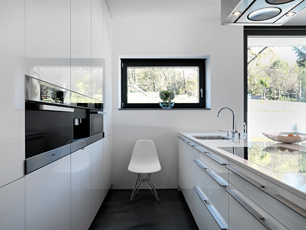 This is an example of a contemporary galley kitchen in Stuttgart.