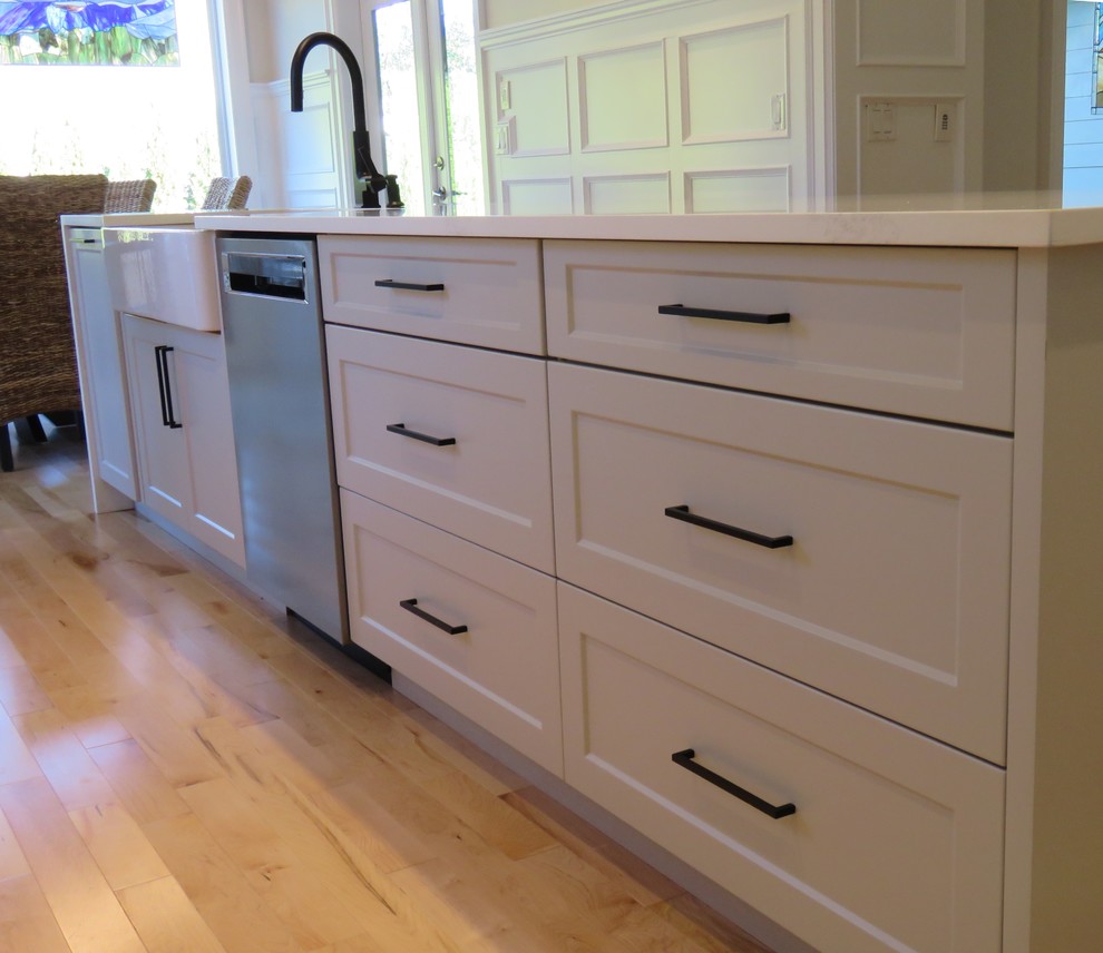 Transitional kitchen photo in Vancouver