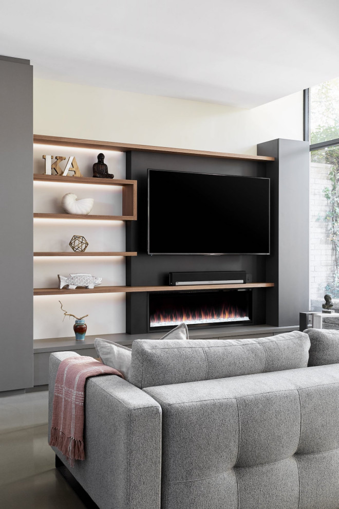 Inspiration pour un salon minimaliste de taille moyenne et ouvert avec un mur beige, sol en béton ciré, cheminée suspendue, un téléviseur encastré et un sol gris.