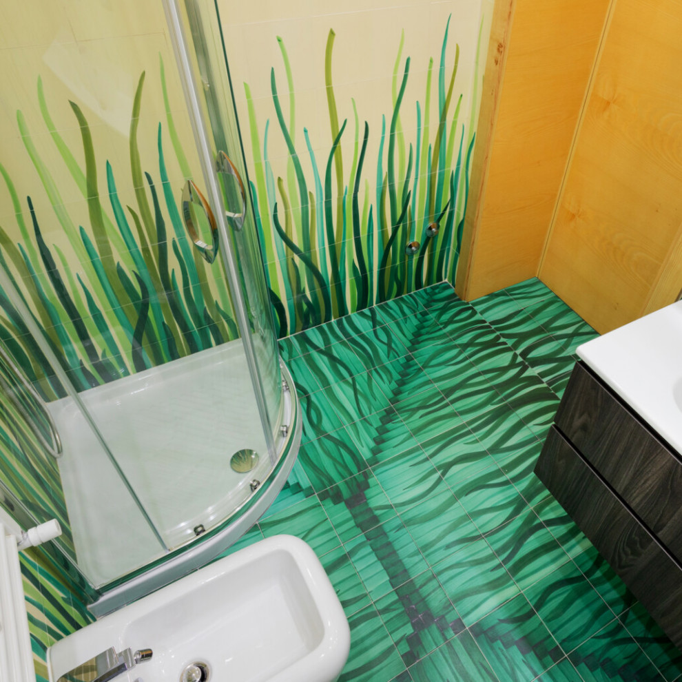 Esempio di una stanza da bagno mediterranea con piastrelle verdi, piastrelle in ceramica, pareti bianche e pavimento verde