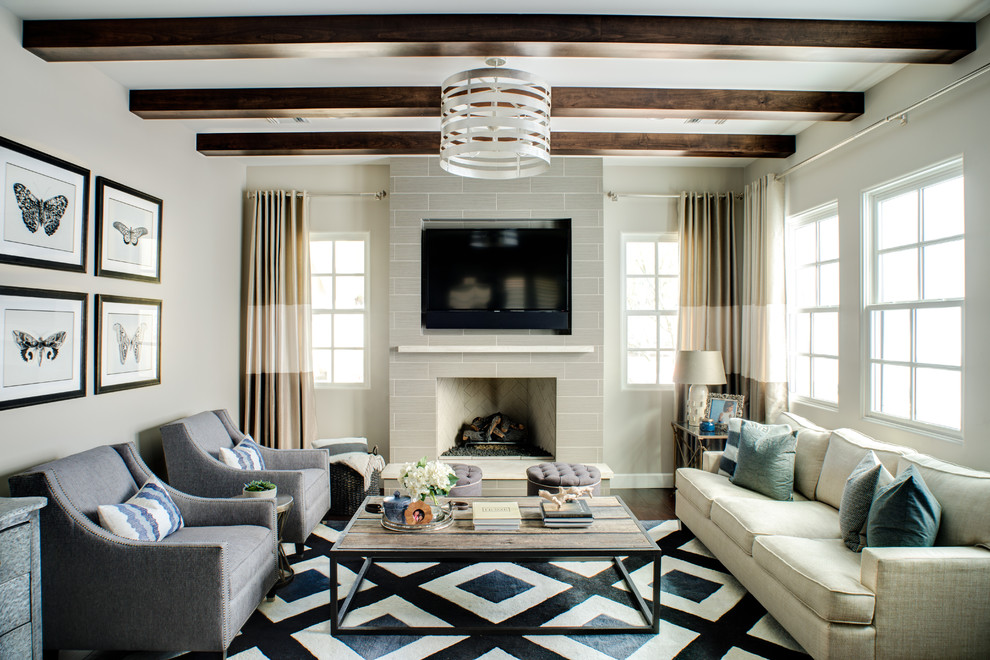 Klassisches Wohnzimmer mit braunem Holzboden, Kamin, gefliester Kaminumrandung und TV-Wand in Phoenix