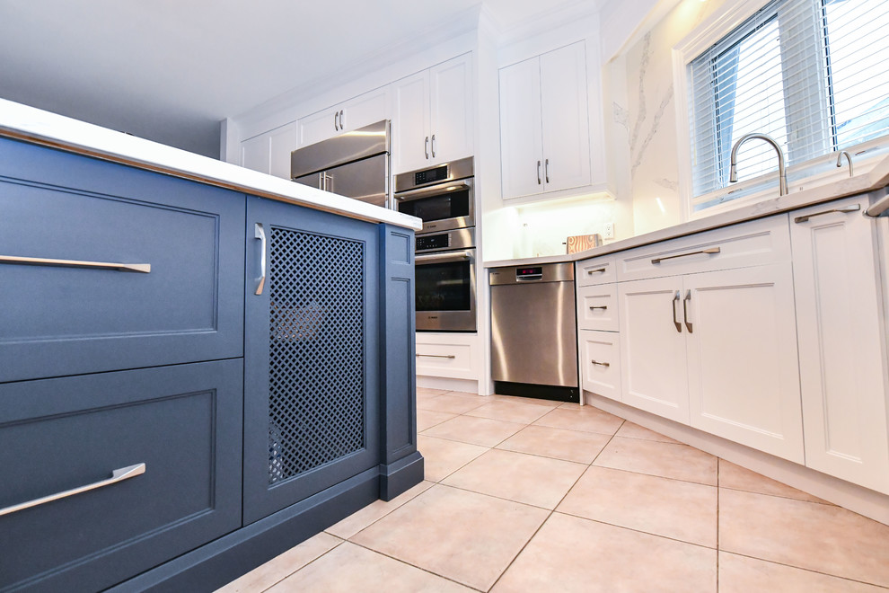 Transitional kitchen photo in Toronto