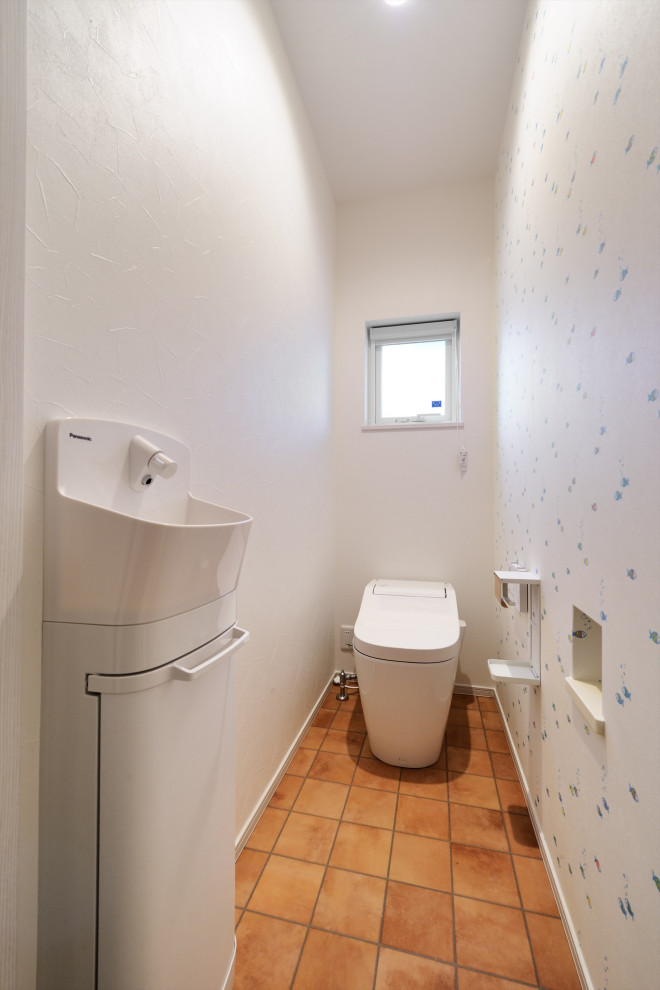 他の地域にあるトラディショナルスタイルのおしゃれなトイレ・洗面所の写真