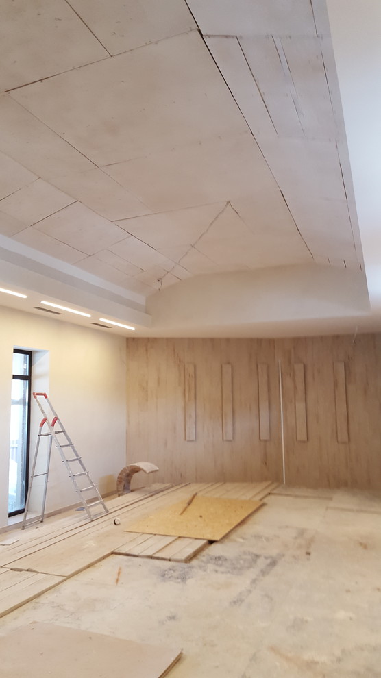 Мансардный натяжной потолок в бассейне частного дома