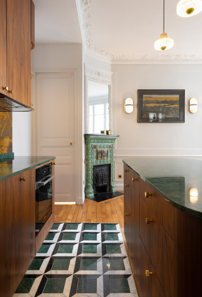 Exempel på ett mellanstort klassiskt grön grönt kök med öppen planlösning, med en undermonterad diskho, skåp i mellenmörkt trä, marmorbänkskiva, stänkskydd med metallisk yta, spegel som stänkskydd, marmorgolv, en köksö och flerfärgat golv