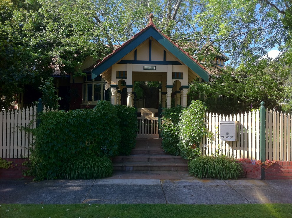 Design ideas for a traditional front door in Melbourne.