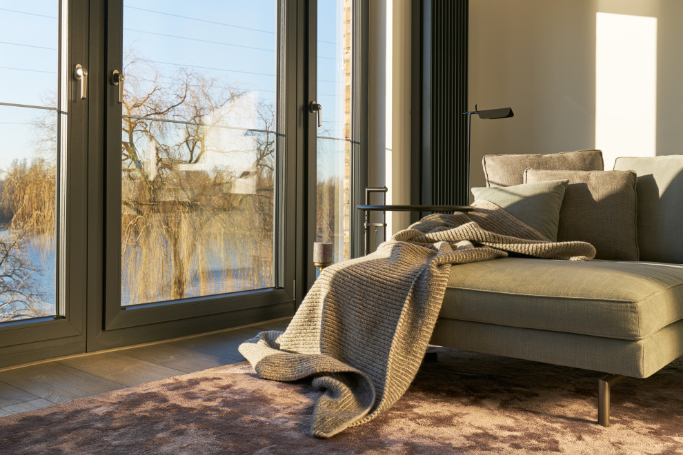 Graues Sofa auf fliederfarbenem Teppich