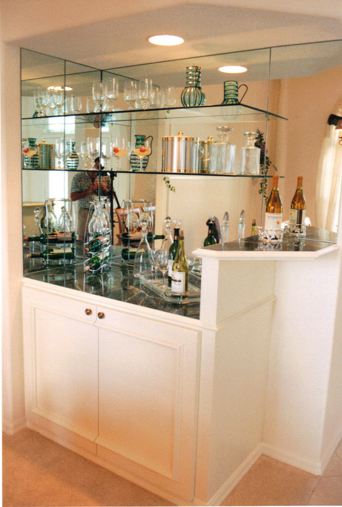 Modelo de bar en casa contemporáneo pequeño con suelo de baldosas de cerámica y suelo beige