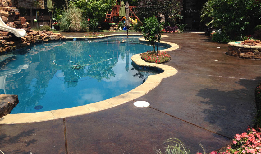 Arts and crafts backyard pool in Dallas with concrete pavers.