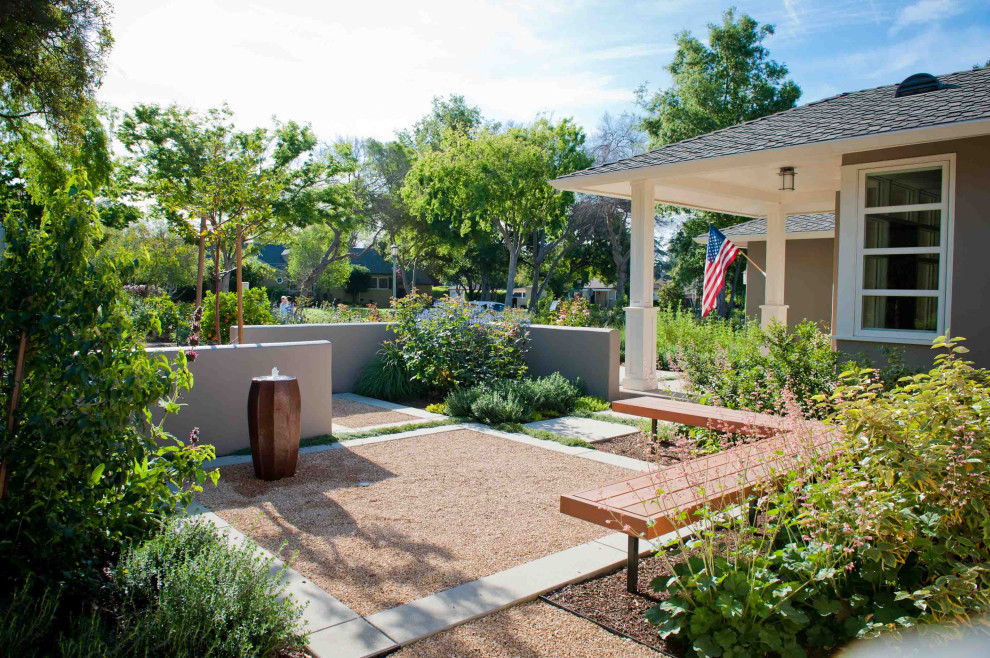 Esempio di un patio o portico design di medie dimensioni e davanti casa con fontane, graniglia di granito e nessuna copertura