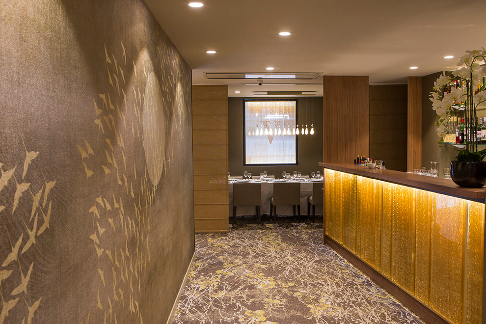 Aménagement d'une salle à manger classique de taille moyenne avec un mur beige, moquette et un sol marron.