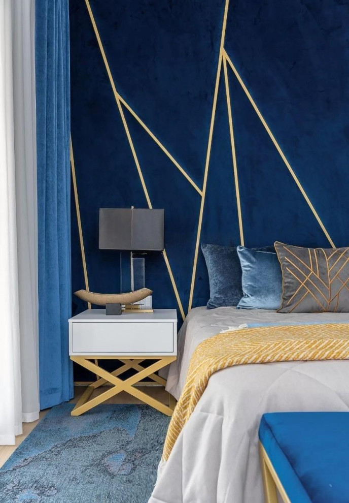 На фото: большая хозяйская, серо-белая спальня в современном стиле с синими стенами, полом из керамогранита, бежевым полом, многоуровневым потолком, панелями на стенах и акцентной стеной