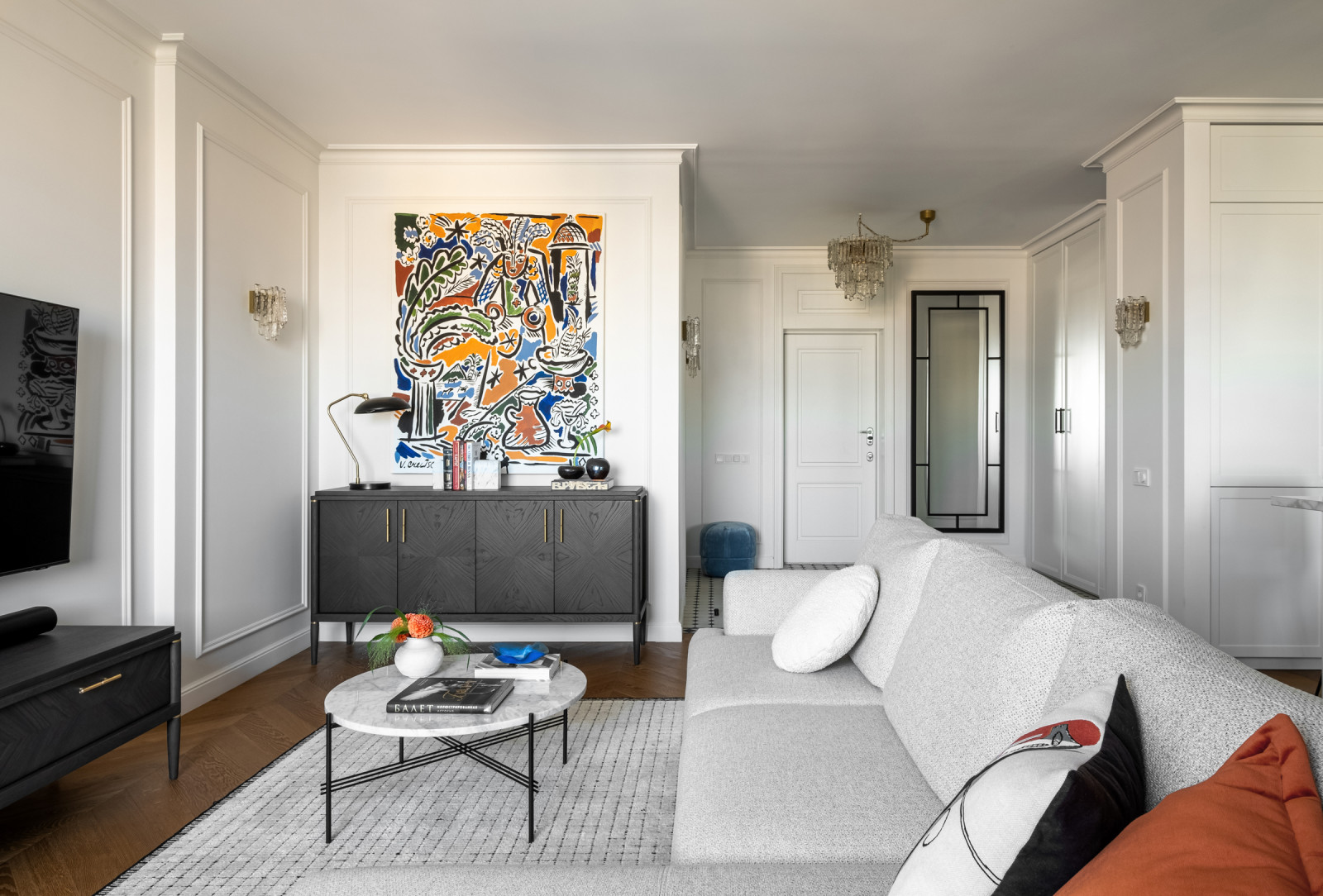 Вид на открытую прихожую с картиной Варвары Чельцовой и зеркалом.