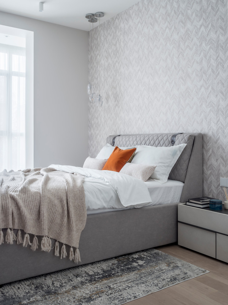 Идея дизайна: хозяйская спальня в современном стиле с серыми стенами и паркетным полом среднего тона