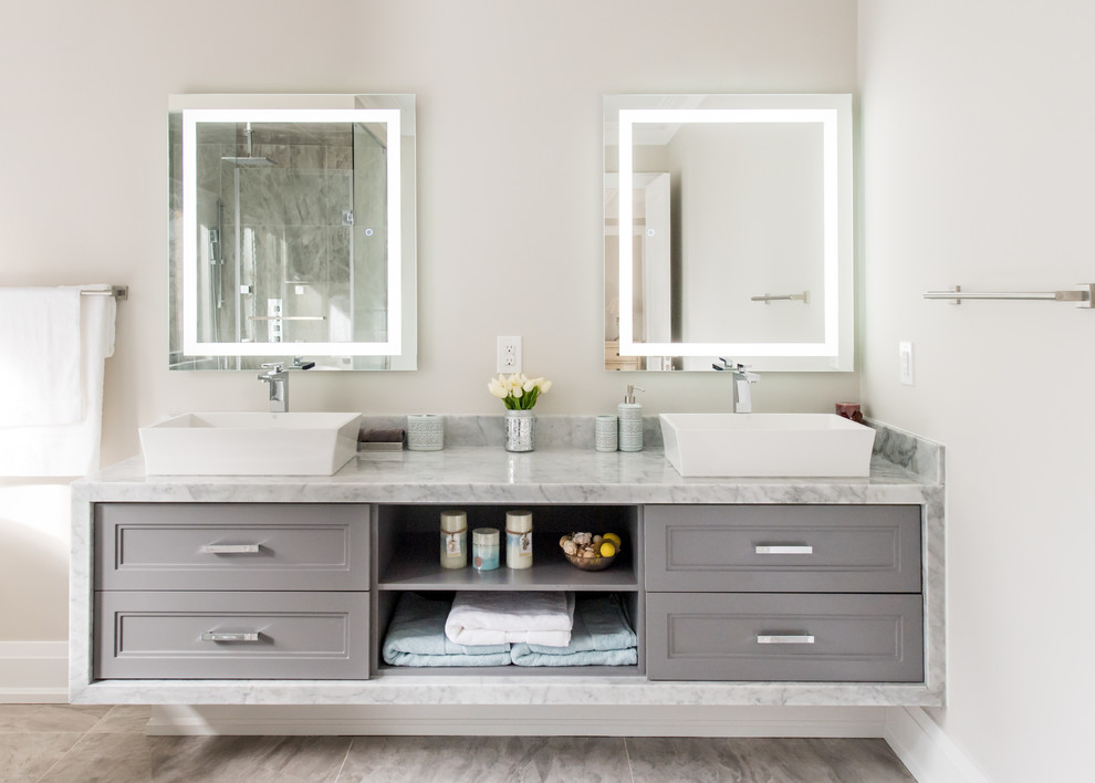 Transitional bathroom photo in Toronto