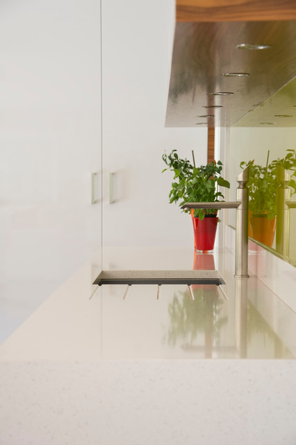 Contemporary White & Walnut Wood Kitchen modern-kueche