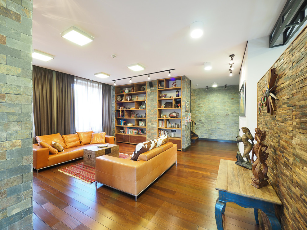 Мягкая зона у камина - вид на встроенный стеллаж