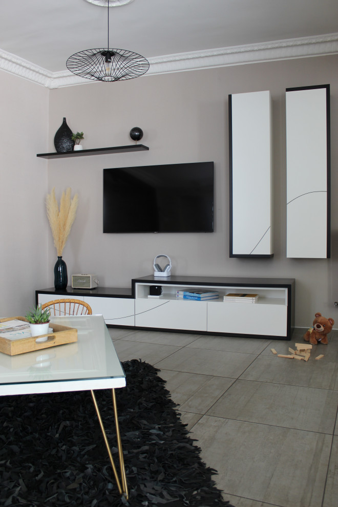 Ejemplo de salón abierto clásico de tamaño medio sin chimenea con paredes beige, suelo de baldosas de cerámica, televisor colgado en la pared, suelo gris y papel pintado