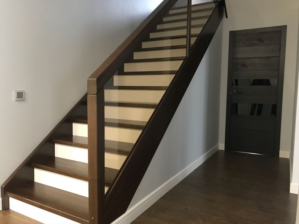 Обшивка бетонного марша массивом ясеня+стеклянное ограждение