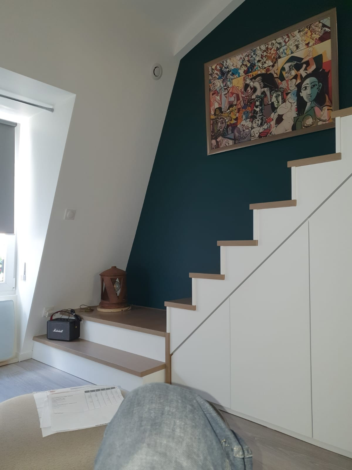 Vue sur l'escalier et ses rangements