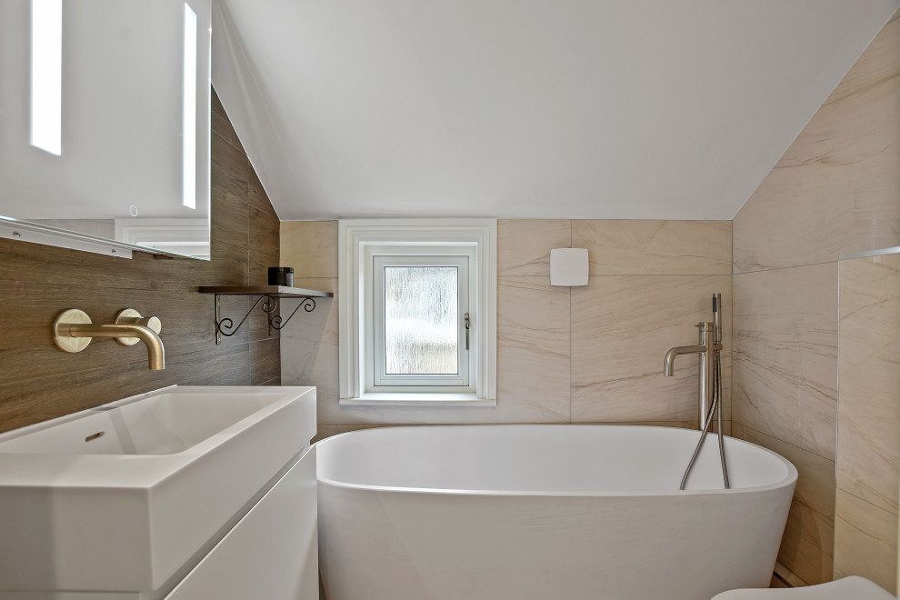 Imagen de cuarto de baño contemporáneo pequeño con bañera exenta, ducha esquinera, sanitario de pared, baldosas y/o azulejos de porcelana y suelo de baldosas de porcelana