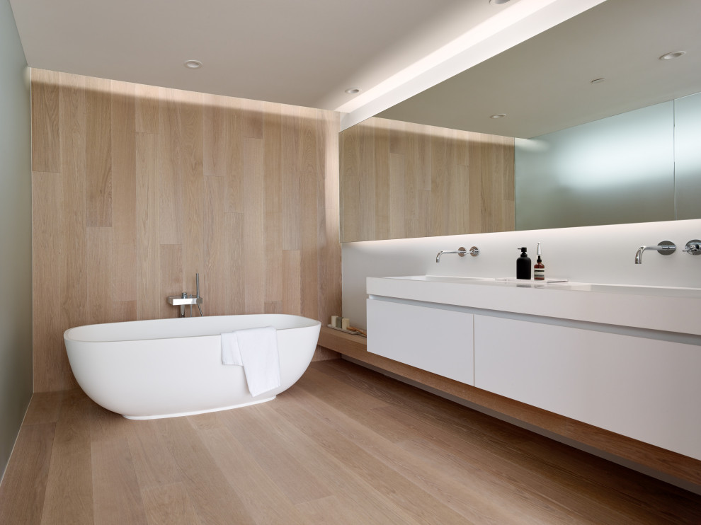 Esempio di una stanza da bagno minimalista con parquet chiaro