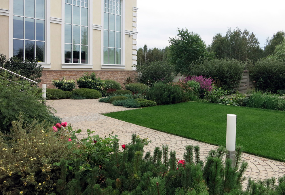 Сад с геометричным водоемом