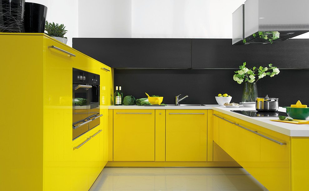 Mittelgroße Moderne Wohnküche in L-Form mit flächenbündigen Schrankfronten, gelben Schränken, Küchengeräten aus Edelstahl und Kücheninsel in Charlotte