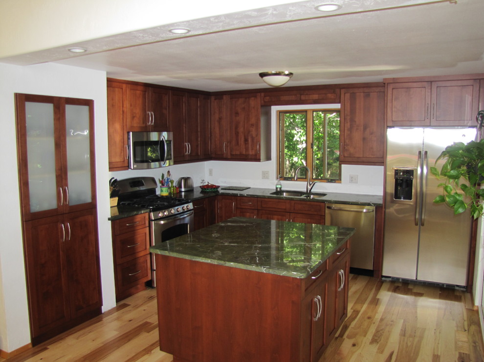 Kitchen - transitional kitchen idea