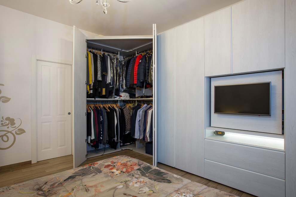 Mid-sized contemporary gender-neutral built-in wardrobe in Rome with flat-panel cabinets and grey cabinets.