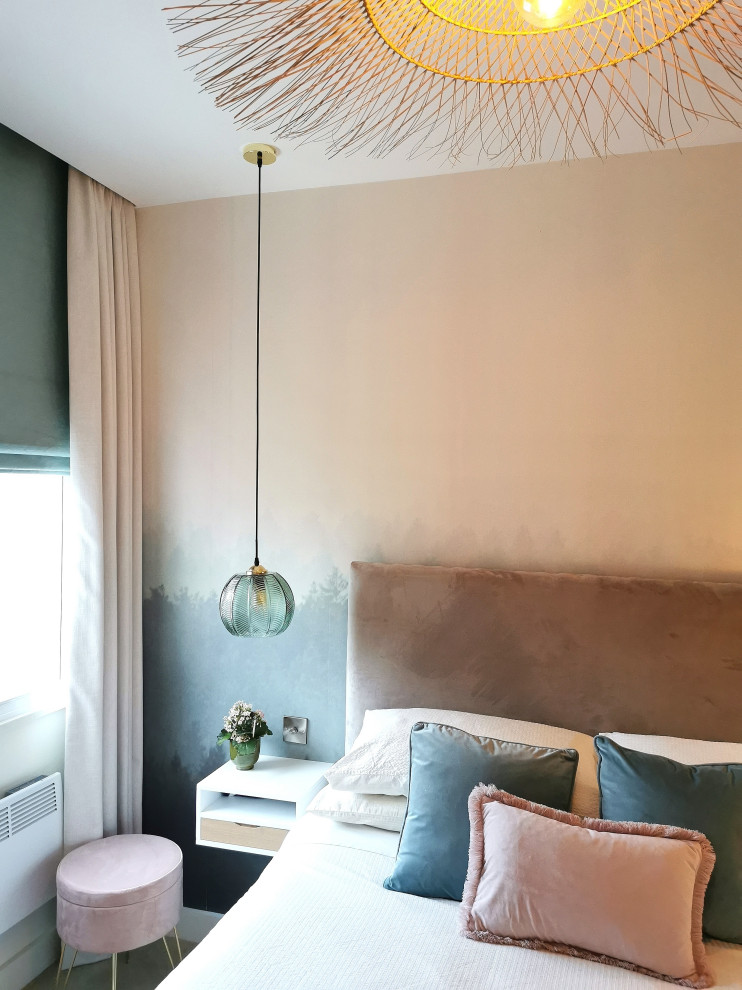 Cette image montre une chambre design de taille moyenne avec un mur gris, un sol beige et du papier peint.