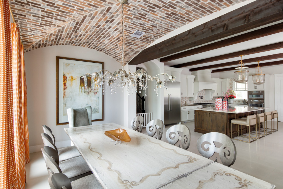 Foto di una grande sala da pranzo aperta verso la cucina mediterranea con pareti bianche, pavimento in gres porcellanato, pavimento beige e travi a vista