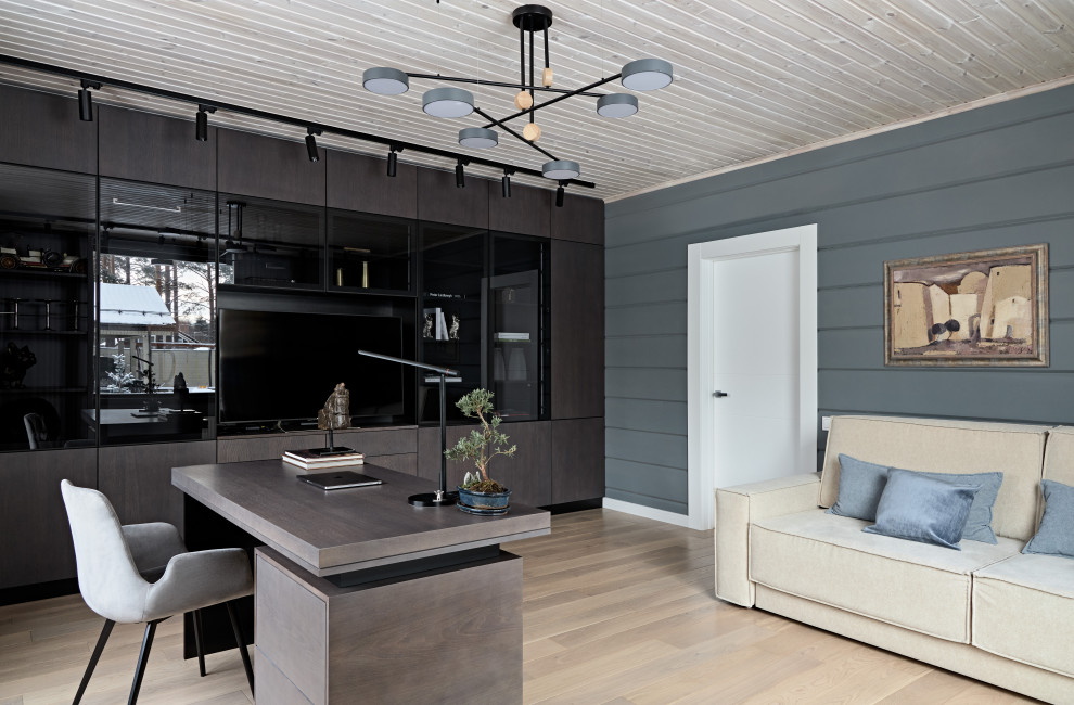 Источник вдохновения для домашнего уюта: кабинет среднего размера в современном стиле с синими стенами, паркетным полом среднего тона, отдельно стоящим рабочим столом, коричневым полом, деревянным потолком и деревянными стенами