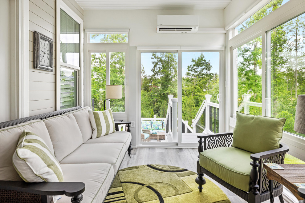 Immagine di una grande veranda tradizionale con pavimento in vinile, soffitto classico e pavimento grigio