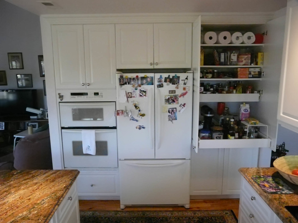 Example of a mid-sized transitional home design design in San Diego
