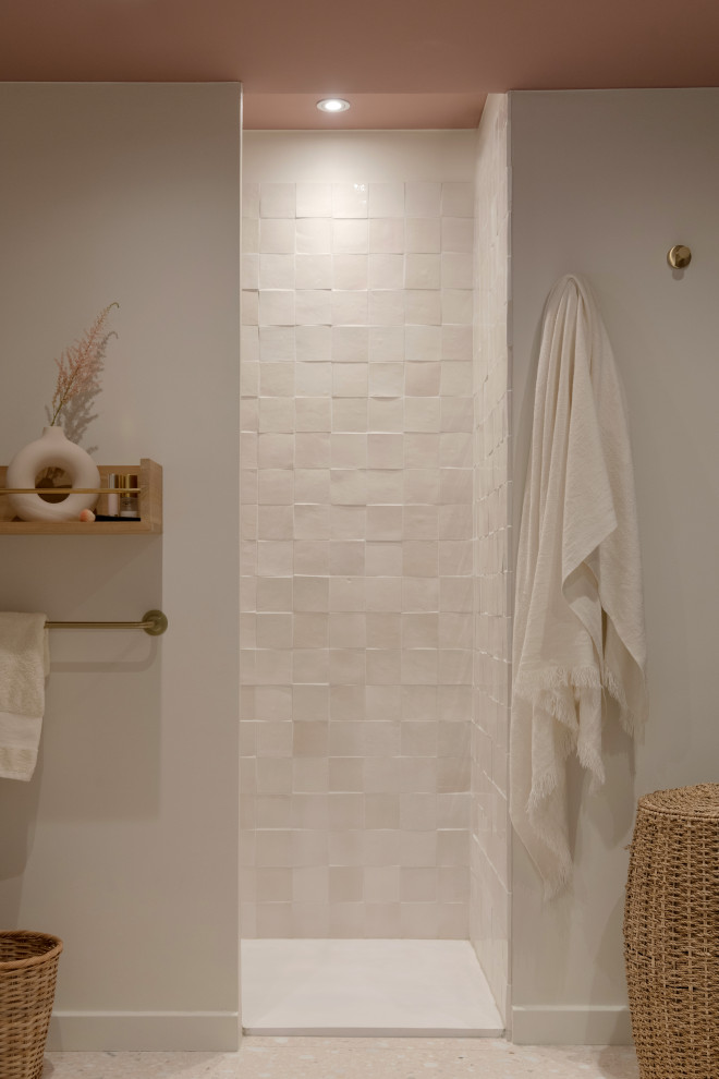 Идея дизайна: главная ванная комната среднего размера в современном стиле с открытым душем, серой плиткой, полом из терраццо, консольной раковиной, столешницей из дерева, розовым полом и тумбой под одну раковину