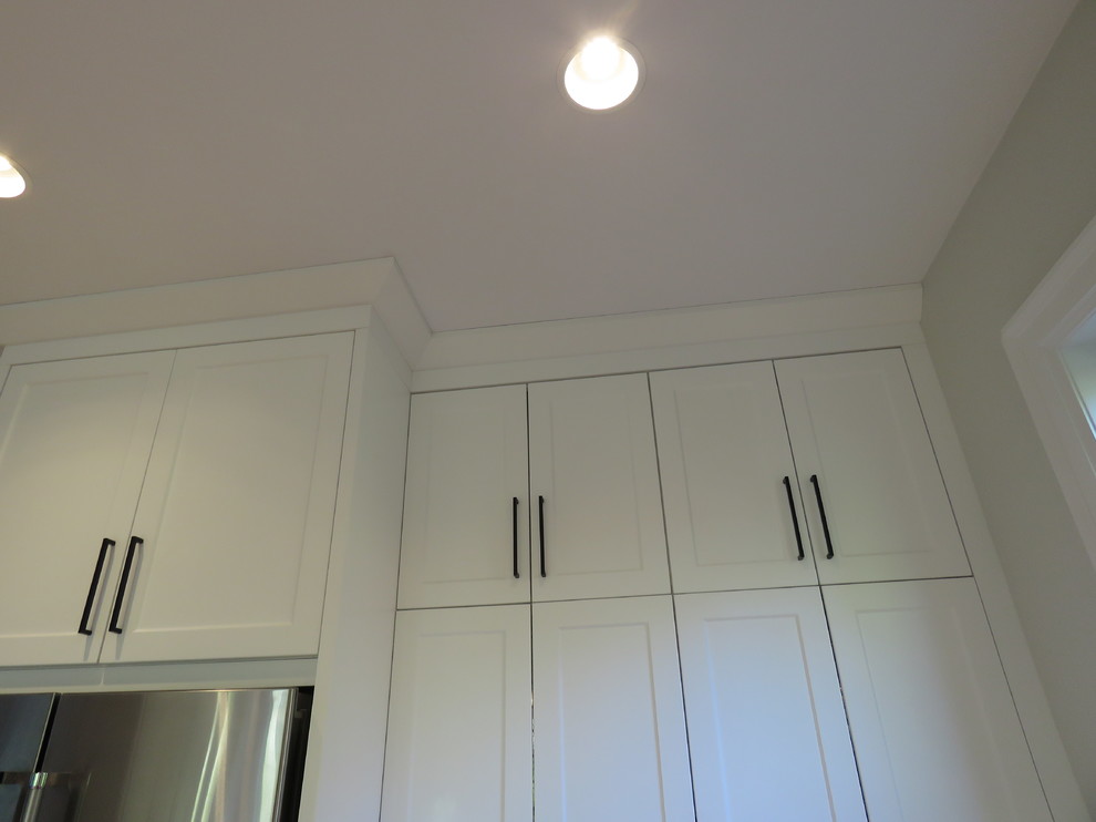 Transitional kitchen photo in Vancouver